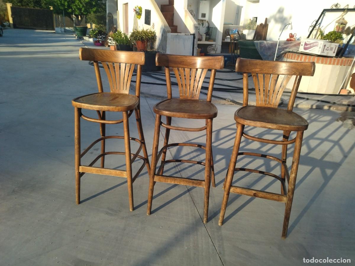Antig&uuml;edades: Lote de 3 taburetes altos con respaldo Thonet - Foto 3