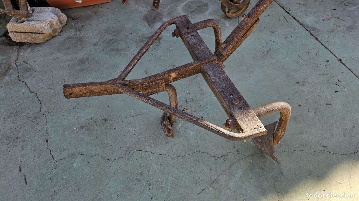 Antig&uuml;edades: arado antiguo hierro - Foto 2