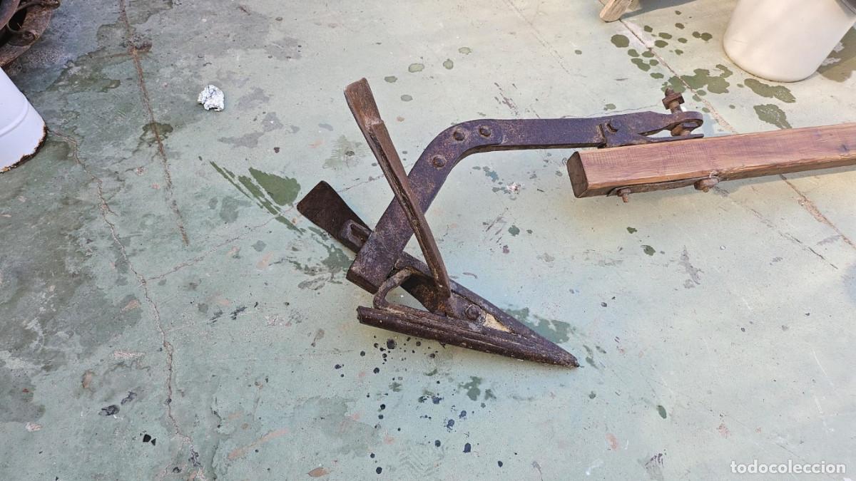 Antig&uuml;edades: arado antiguo hierro - Foto 2