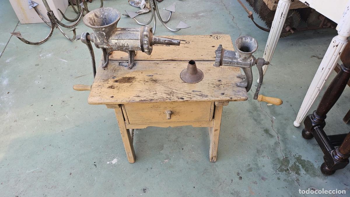 Antig&uuml;edades: mesa tocinera con 2 apareatos de triturar - Foto 1