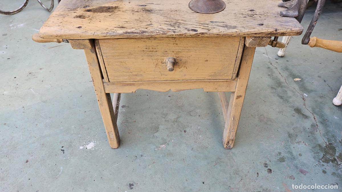 Antig&uuml;edades: mesa tocinera con 2 apareatos de triturar - Foto 2