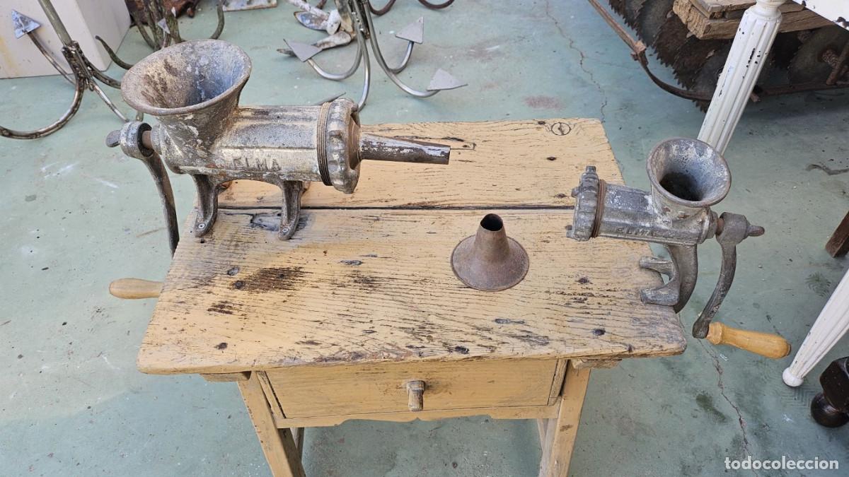 Antig&uuml;edades: mesa tocinera con 2 apareatos de triturar - Foto 3