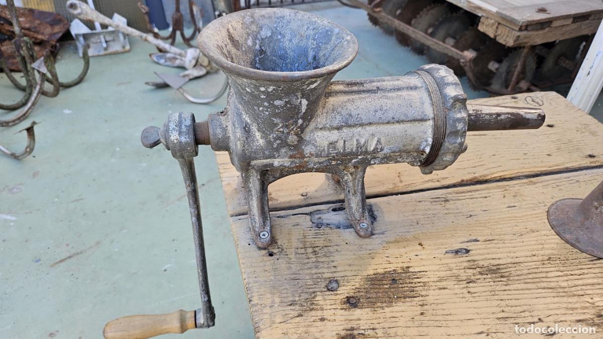 Antig&uuml;edades: mesa tocinera con 2 apareatos de triturar - Foto 4