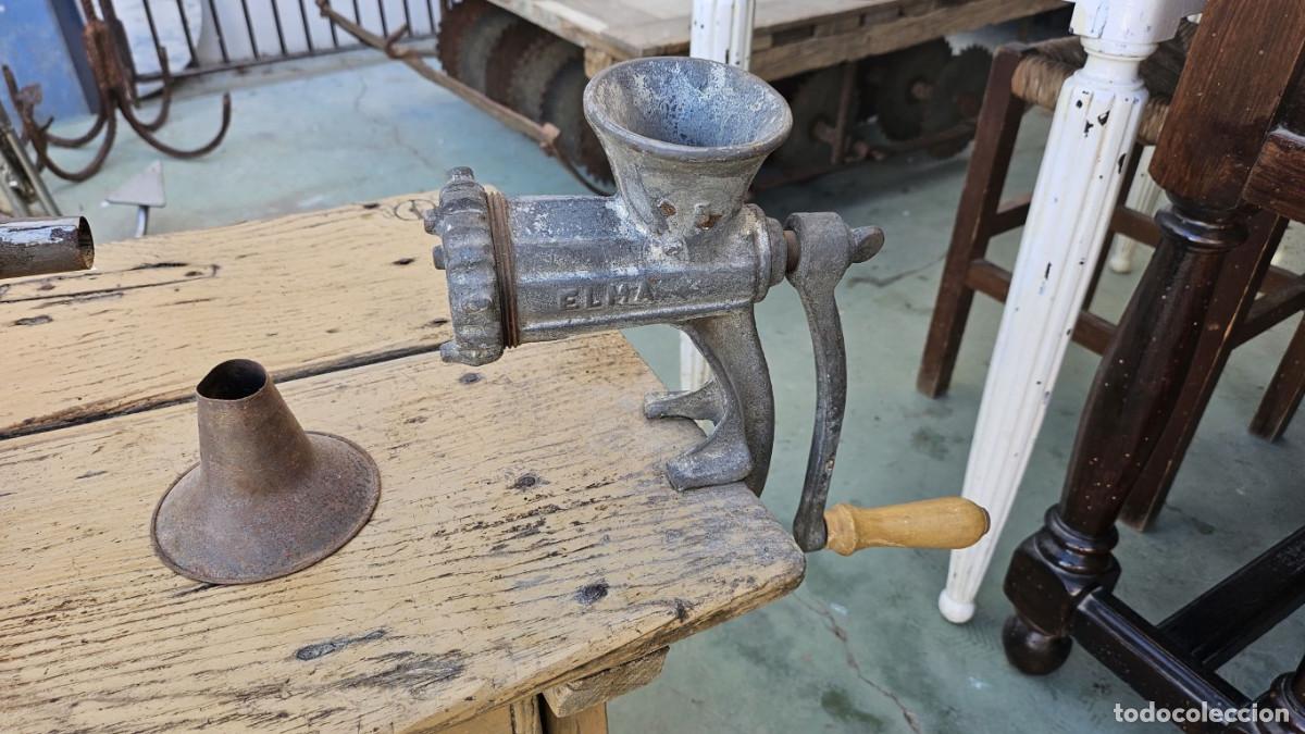 Antig&uuml;edades: mesa tocinera con 2 apareatos de triturar - Foto 5