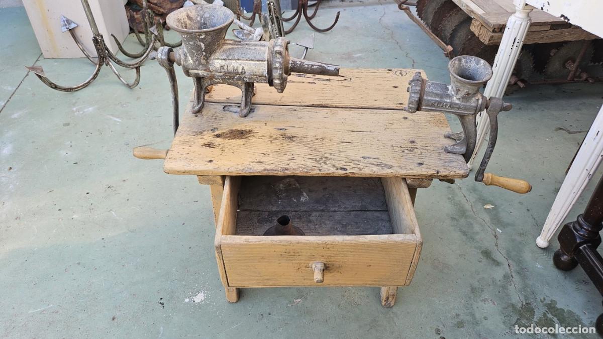 Antig&uuml;edades: mesa tocinera con 2 apareatos de triturar - Foto 6