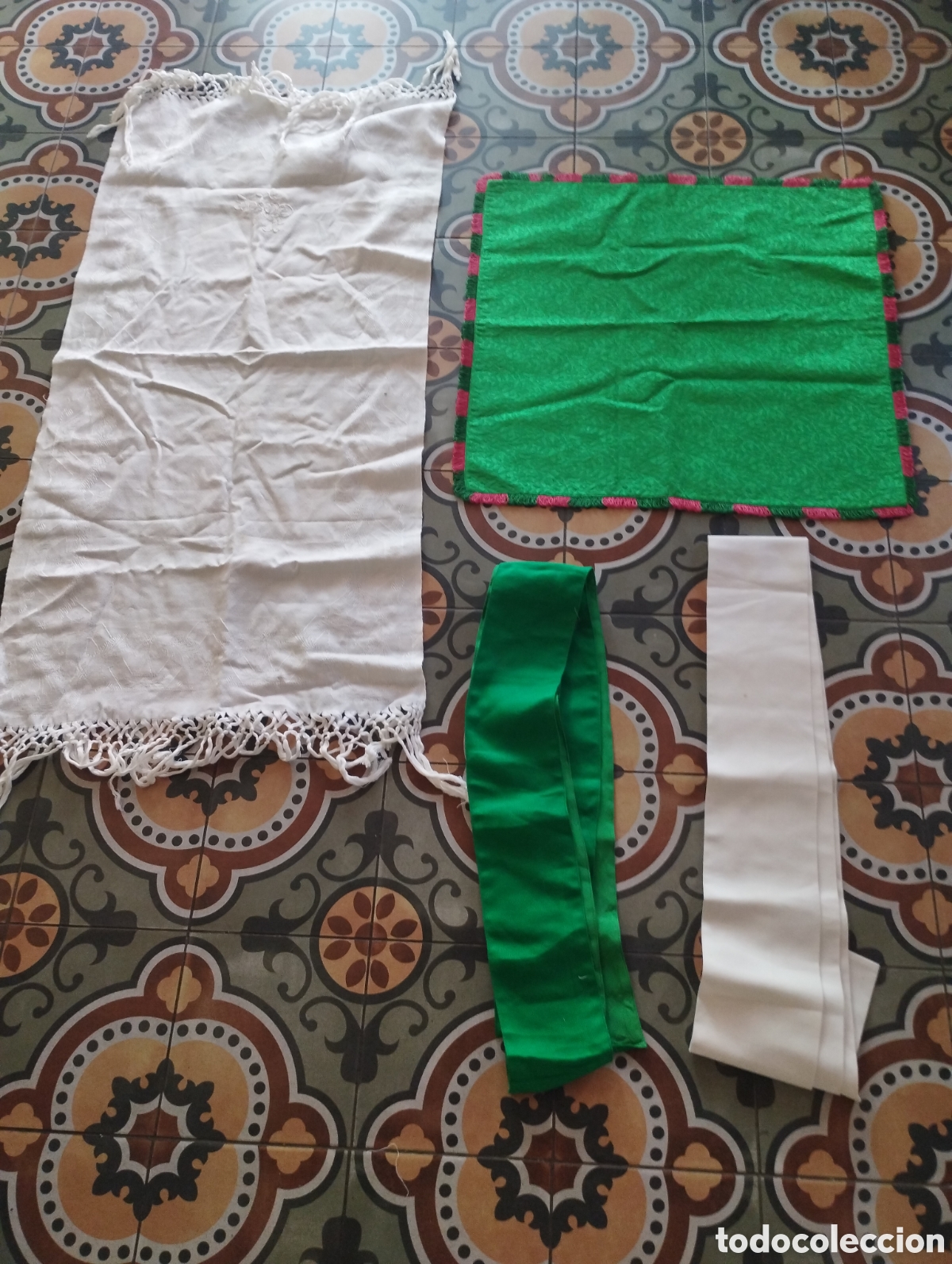 Antig&uuml;edades: Lote de 4 piezas de ropa religiosas - Foto 1