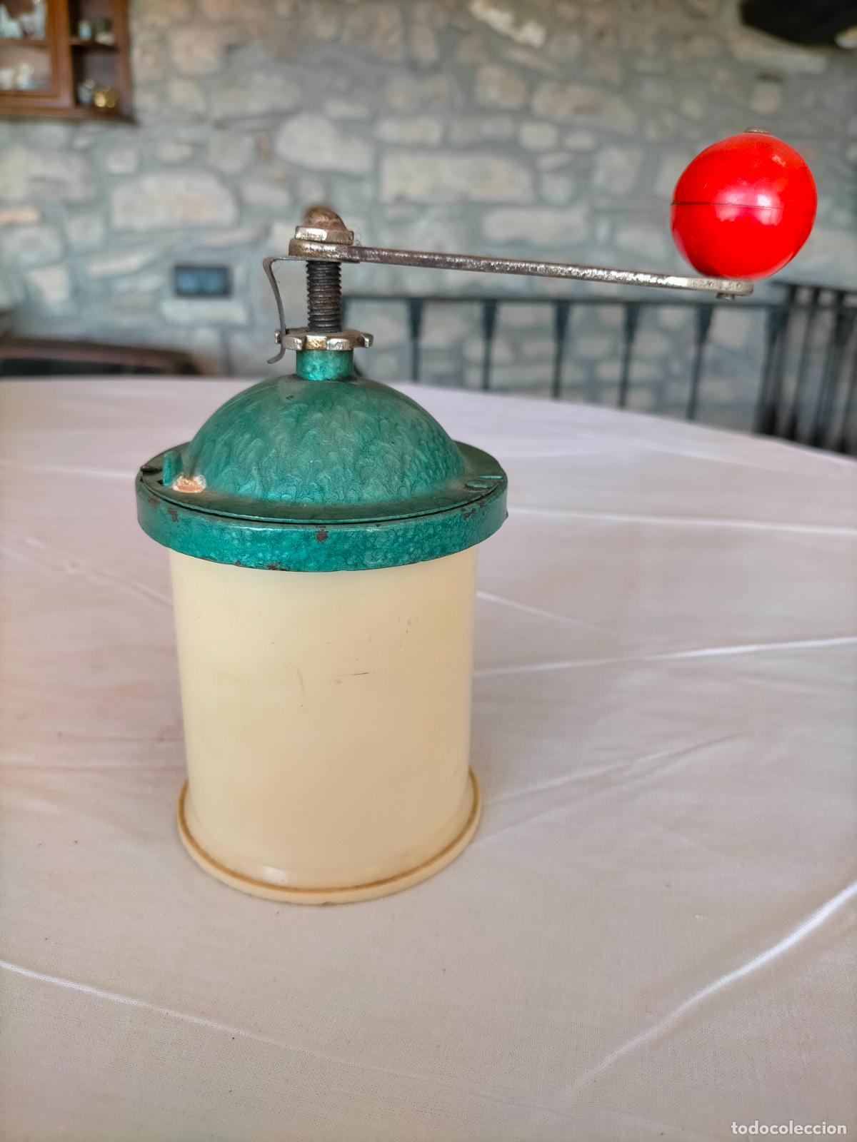 Antiquit&eacute;s: Antiguo molinillo de caf&eacute; de sobremesa de metal verde blanco bola roja bote pl&aacute;stico a&ntilde;os 50-60