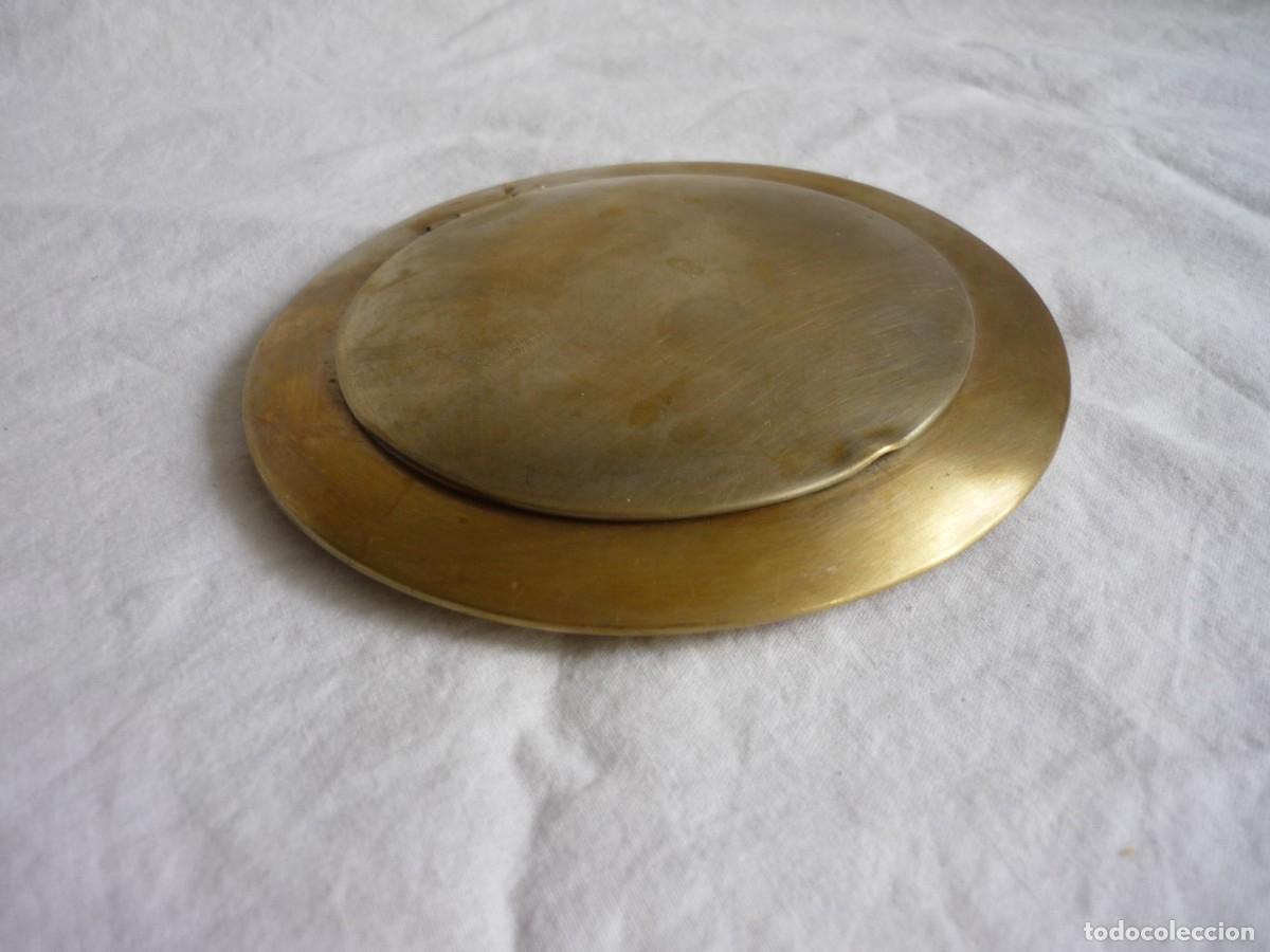 Antig&uuml;edades: Antigua polvera de bronce con espejo - Foto 2