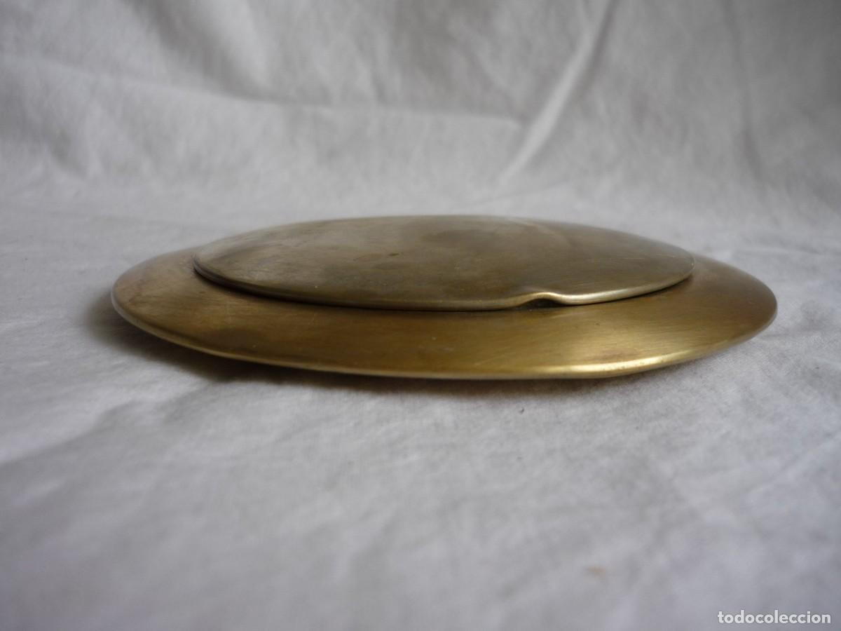 Antig&uuml;edades: Antigua polvera de bronce con espejo - Foto 3