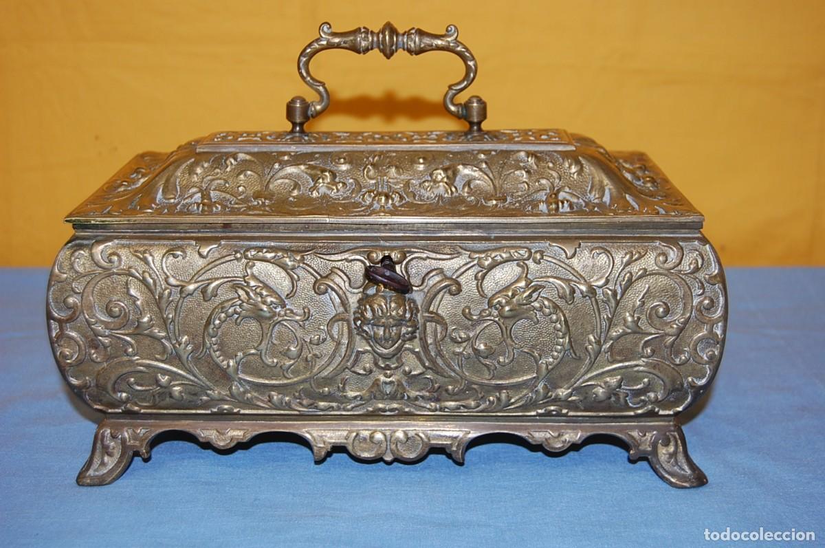Antig&uuml;edades: CAJA DE BRONCE CLASICA - Foto 1
