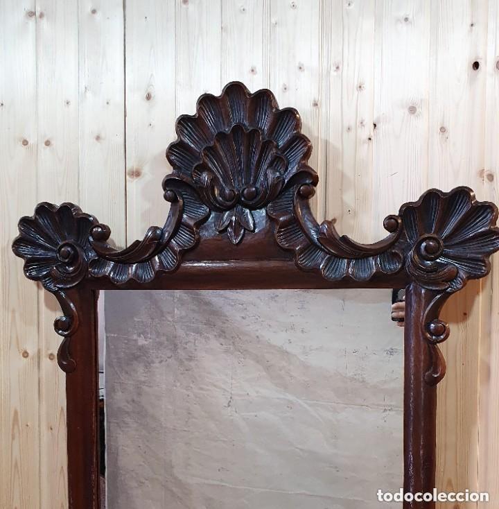 Antig&uuml;edades: ESPEJO TALADO EN MADERA DE NOGAL MACIZO - Foto 2
