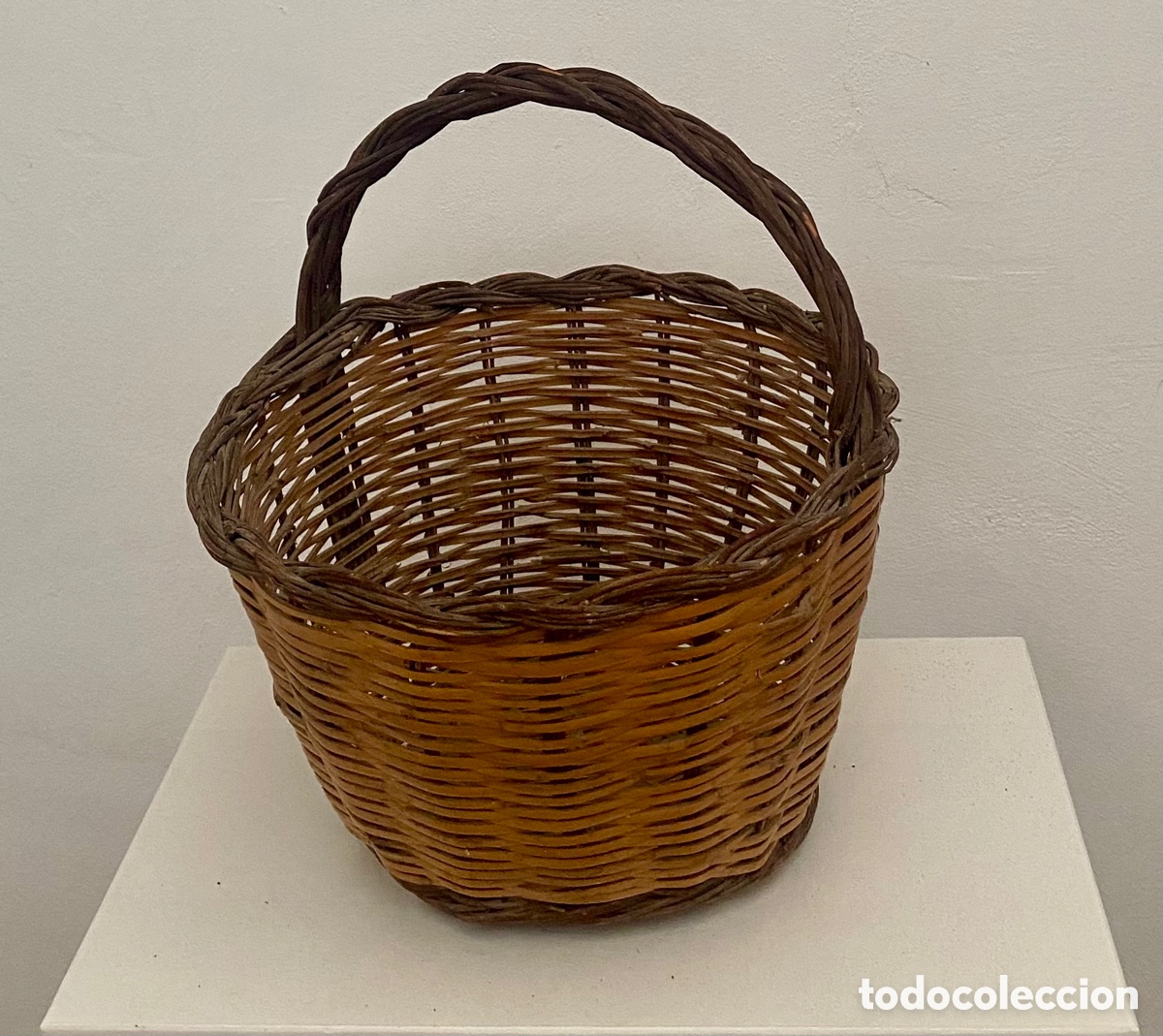 Antig&uuml;edades: Antigua cesta de fruta con asa central - Foto 1