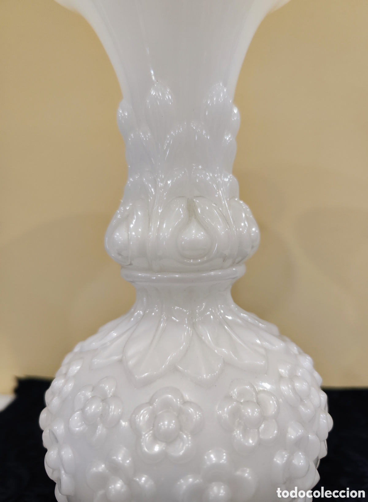 Antig&uuml;edades: Florero opalina blanca. Florero siglo XIX. - Foto 4