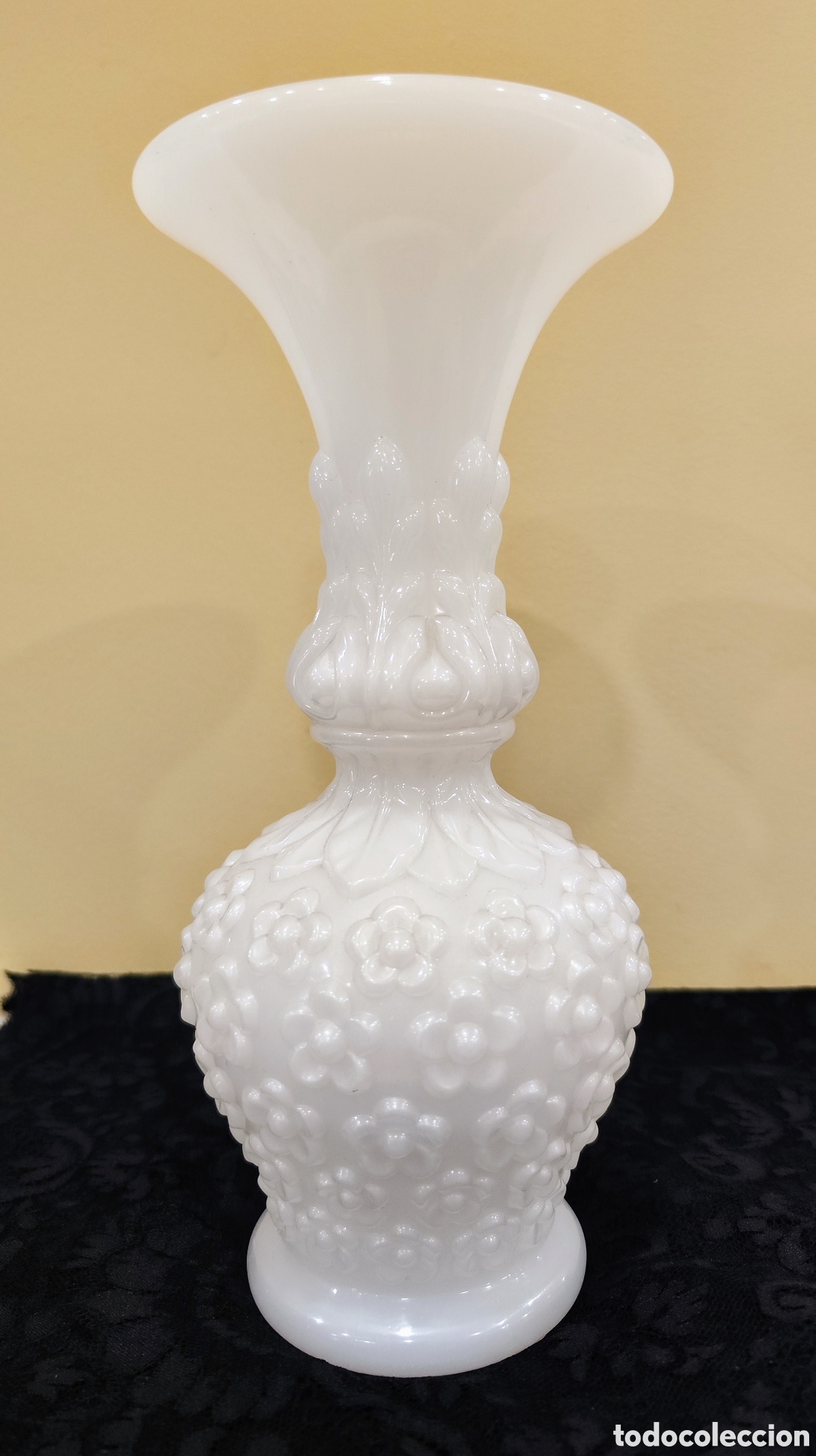 Antig&uuml;edades: Florero opalina blanca. Florero siglo XIX. - Foto 1