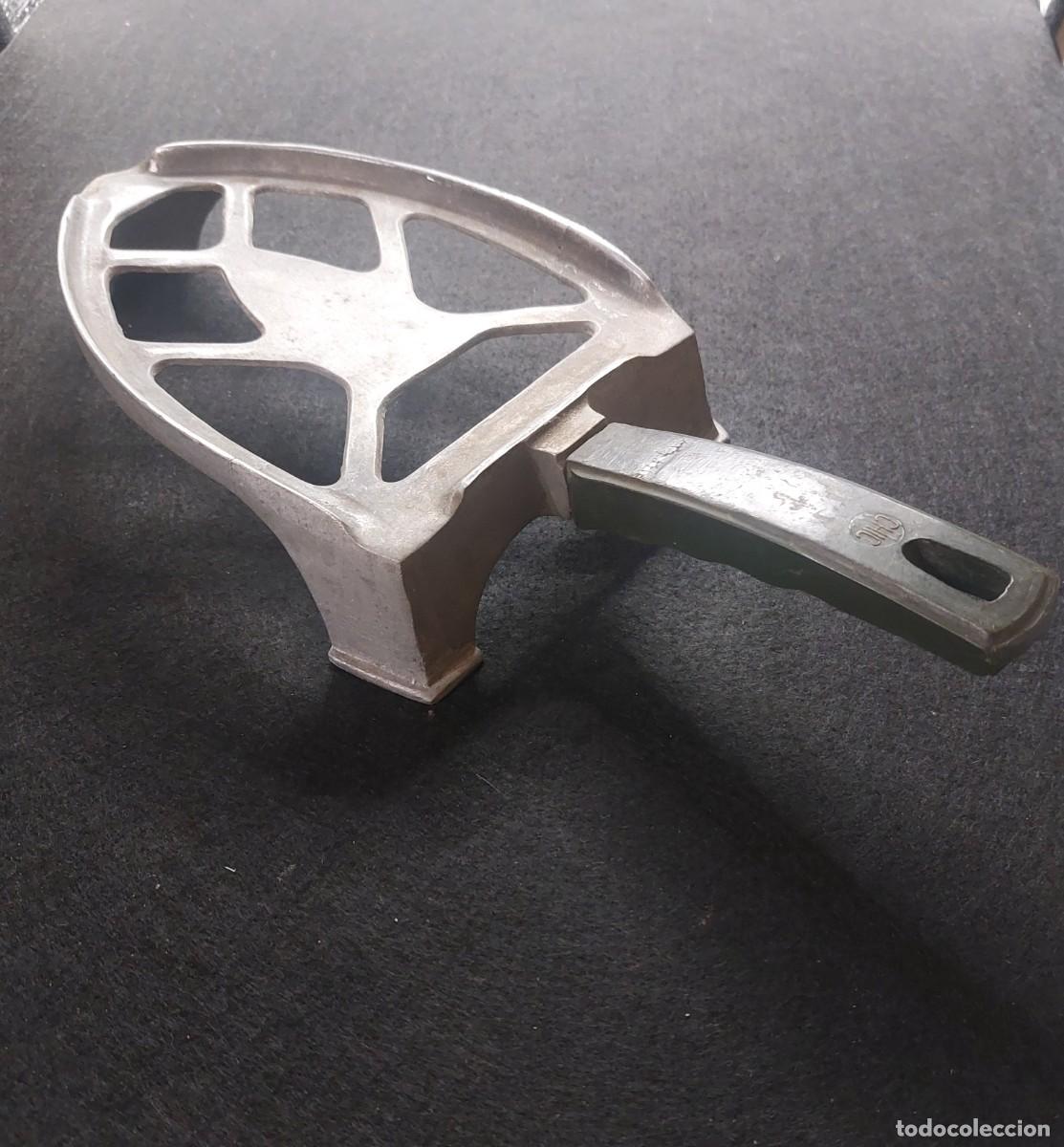 Antig&uuml;edades: SOPORTE DE PLANCHA CHIC DE ALUMINIO Y MANGO DE PL&Aacute;STICO - Foto 1
