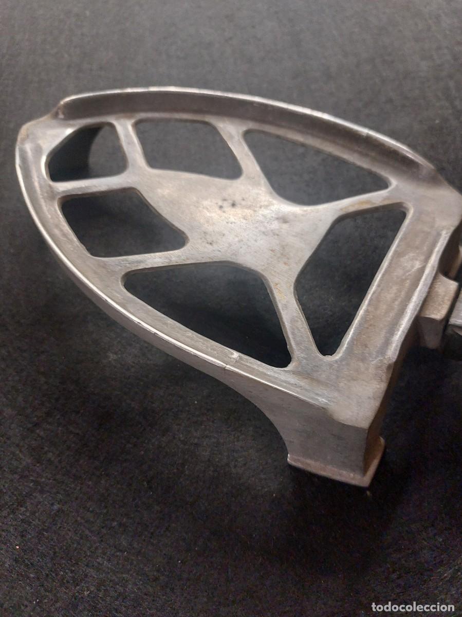 Antig&uuml;edades: SOPORTE DE PLANCHA CHIC DE ALUMINIO Y MANGO DE PL&Aacute;STICO - Foto 2