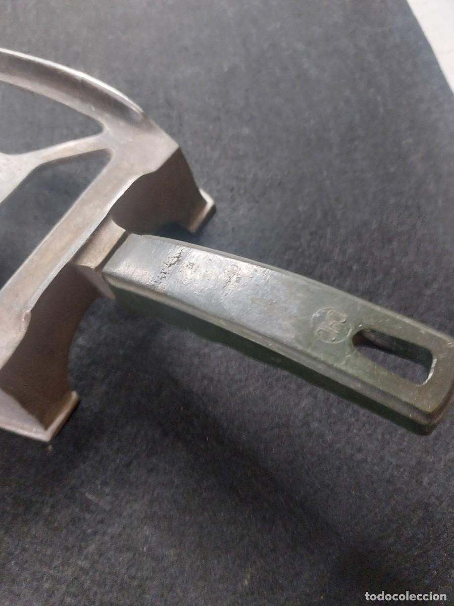 Antig&uuml;edades: SOPORTE DE PLANCHA CHIC DE ALUMINIO Y MANGO DE PL&Aacute;STICO - Foto 3