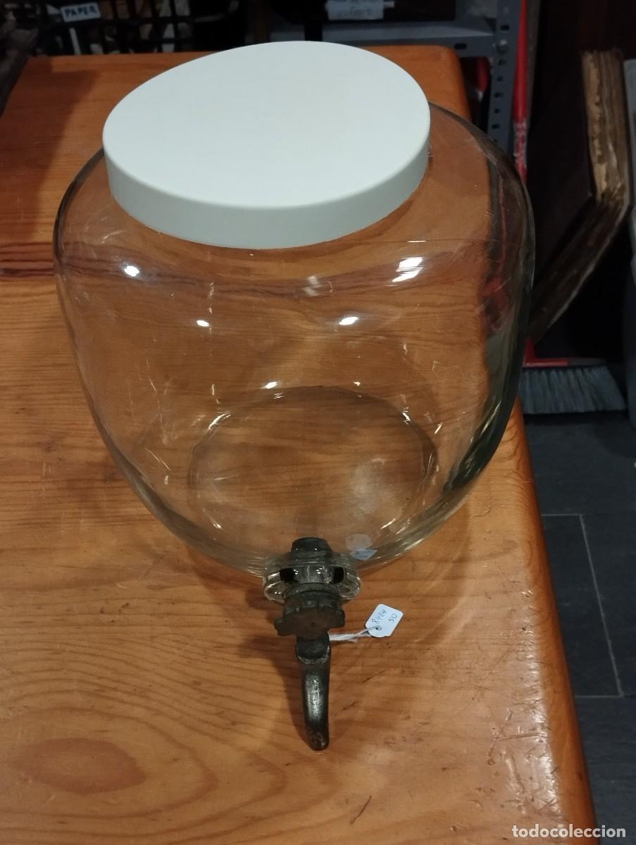 Antig&uuml;edades: RECIPIENTE DE VIDRIO CON GRIFO DE LAT&Oacute;N. - Foto 2