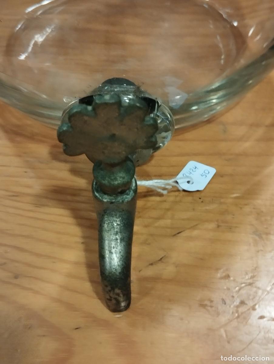 Antig&uuml;edades: RECIPIENTE DE VIDRIO CON GRIFO DE LAT&Oacute;N. - Foto 3