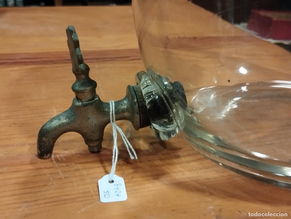Antig&uuml;edades: RECIPIENTE DE VIDRIO CON GRIFO DE LAT&Oacute;N. - Foto 4