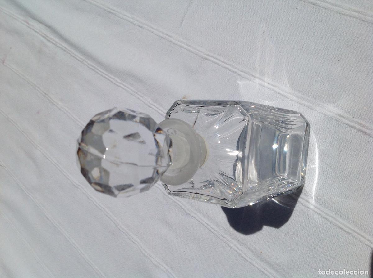 Antig&uuml;edades: Garrafilla cuadrangular de cristal con tapon tallado - Foto 2