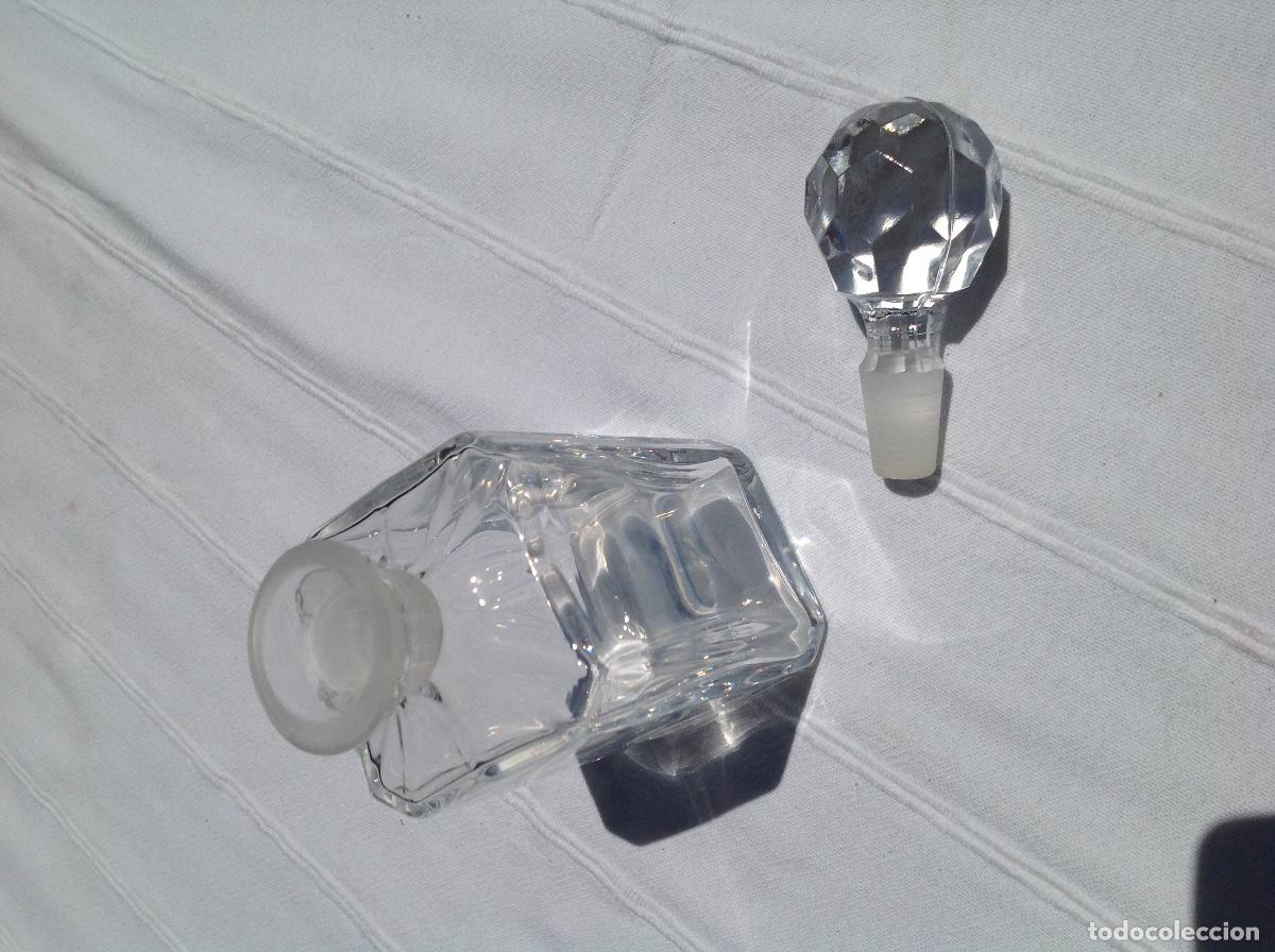 Antig&uuml;edades: Garrafilla cuadrangular de cristal con tapon tallado - Foto 3