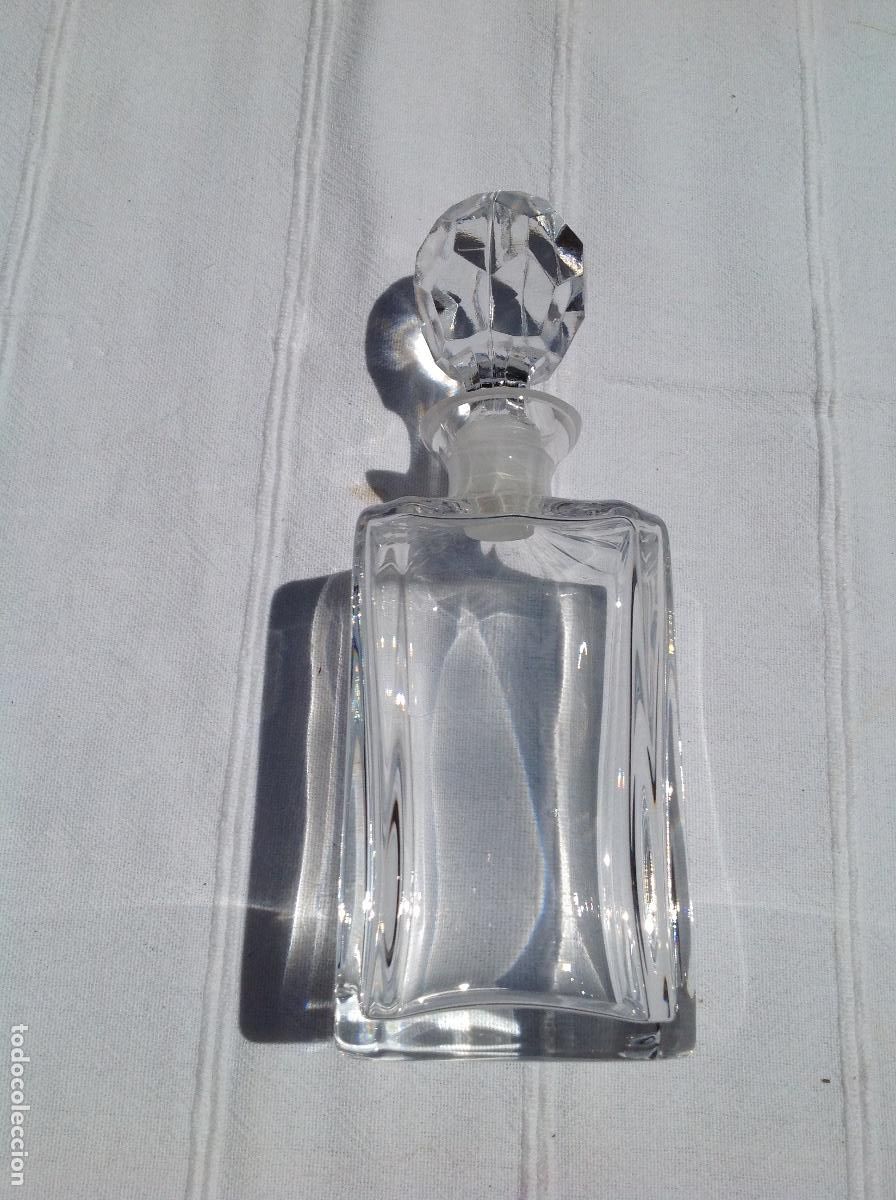 Antig&uuml;edades: Garrafilla cuadrangular de cristal con tapon tallado - Foto 1