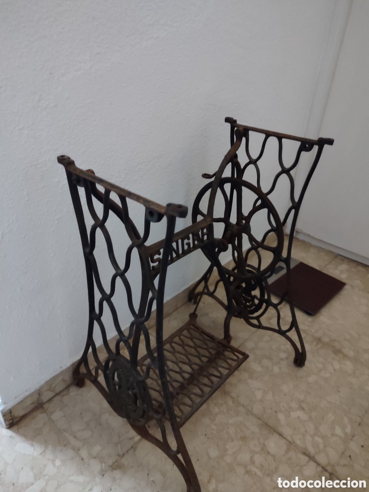 Antig&uuml;edades: Mesa singer de hierro forjado - Foto 1