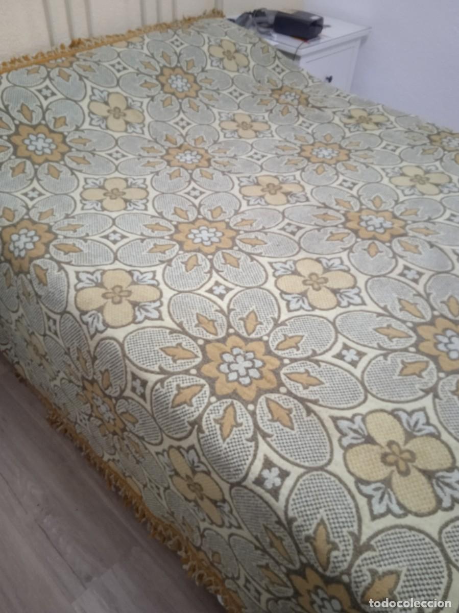 Antig&uuml;edades: Cubre antiguo para cama - Foto 2