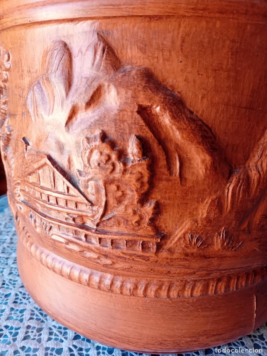 Antig&uuml;edades: Macetero de terracota con poblado chino en relieve - Foto 2