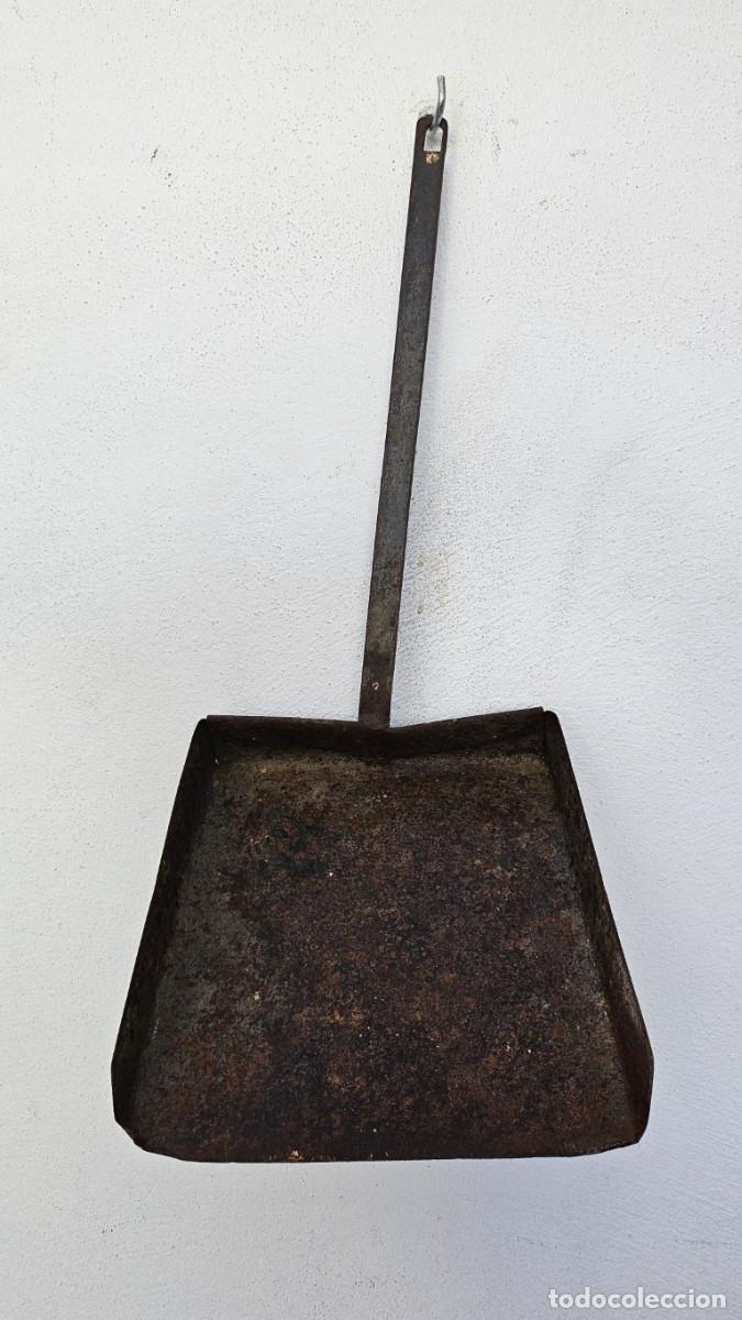 Antig&uuml;edades: recogedor de hierro de forja - Foto 1