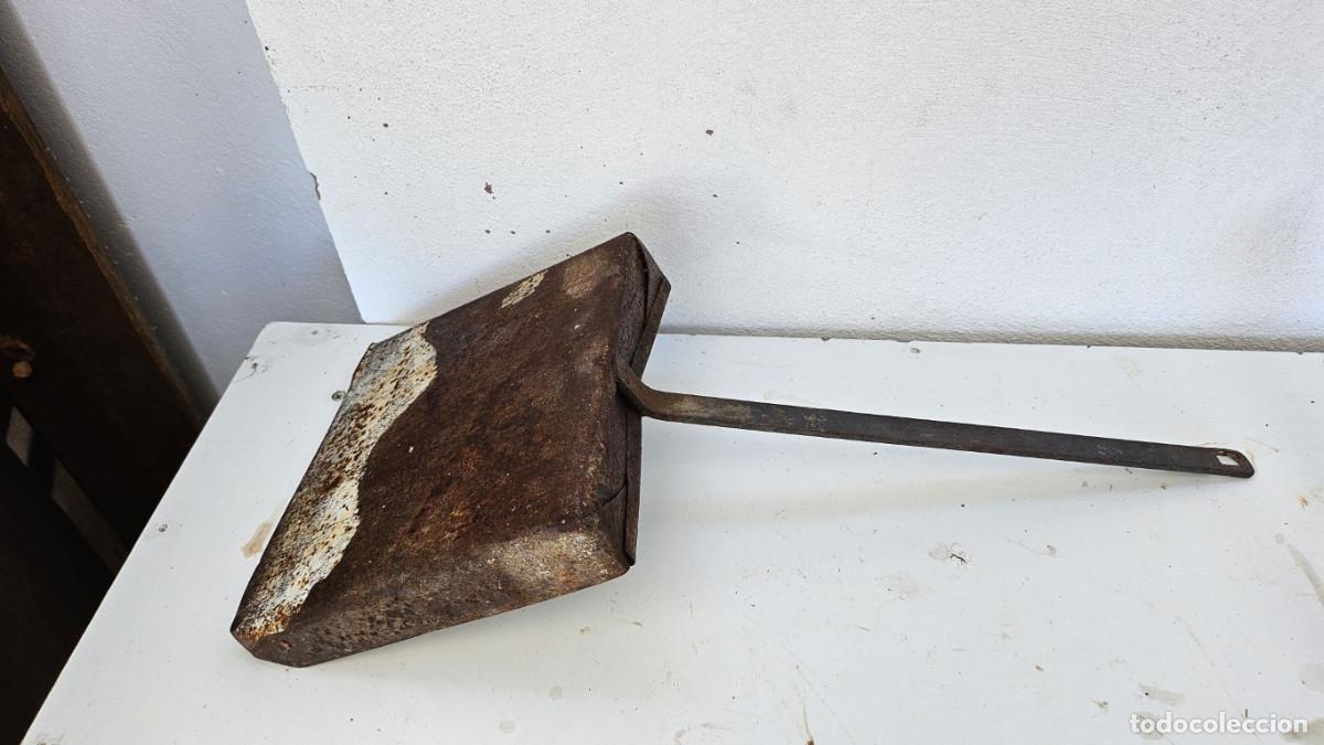 Antig&uuml;edades: recogedor de hierro de forja - Foto 3
