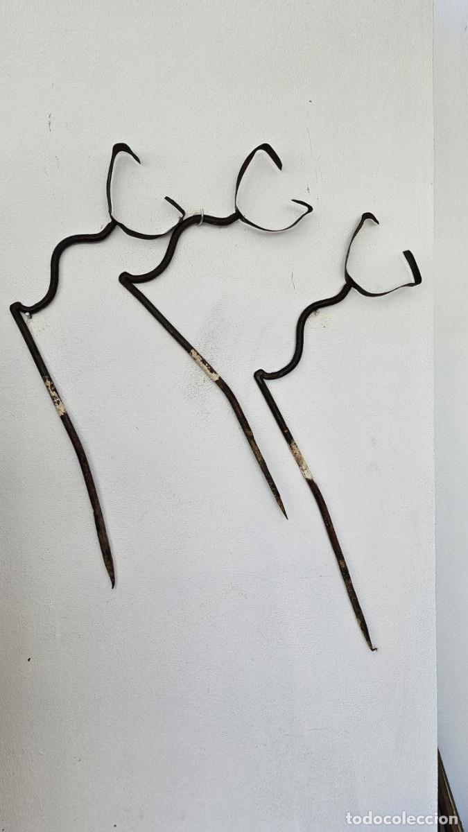 Antig&uuml;edades: 4 pinchos de atar los caballos - Foto 1
