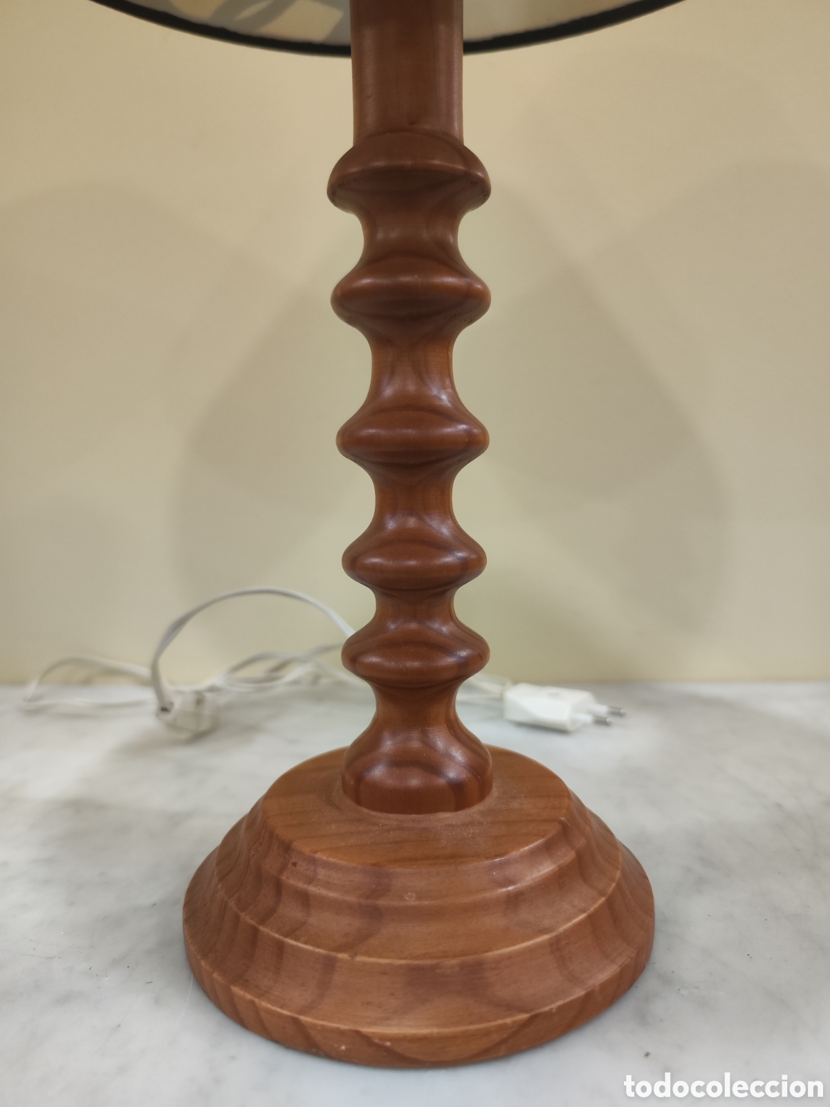 Antig&uuml;edades: L&aacute;mpara de mesa en madera. - Foto 3