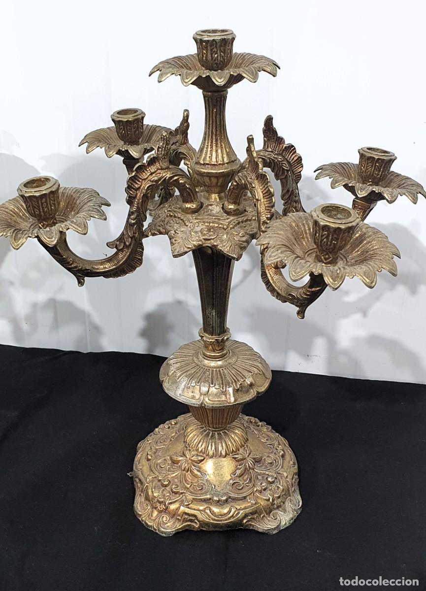 Antig&uuml;edades: Pareja de candelabros en bronce - Foto 2
