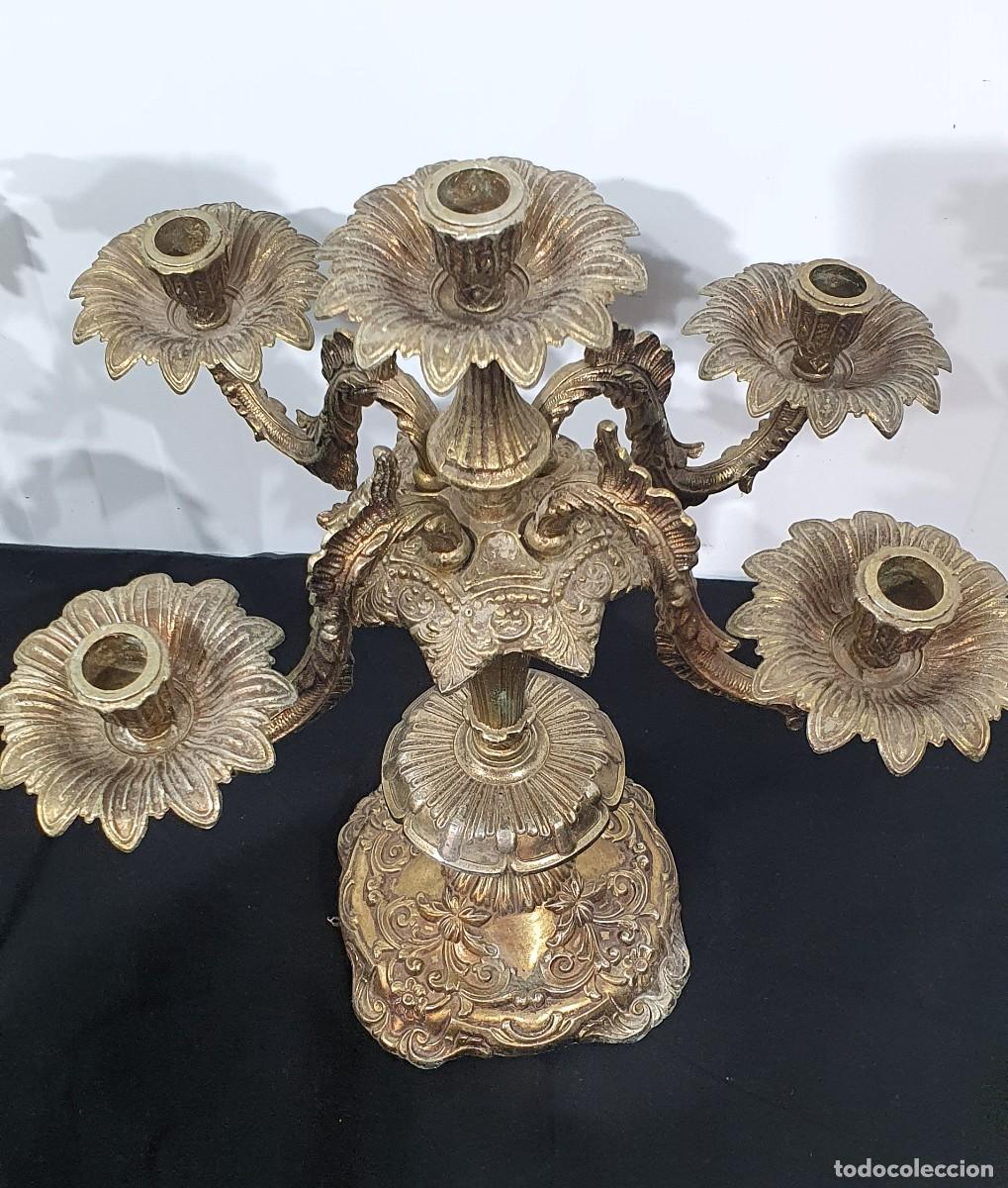 Antig&uuml;edades: Pareja de candelabros en bronce - Foto 5