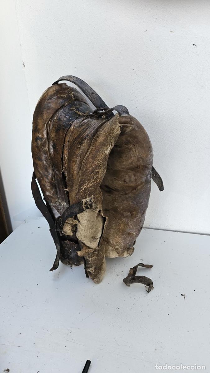Antig&uuml;edades: yugo de mulo en cuero y p&igrave;el - Foto 1