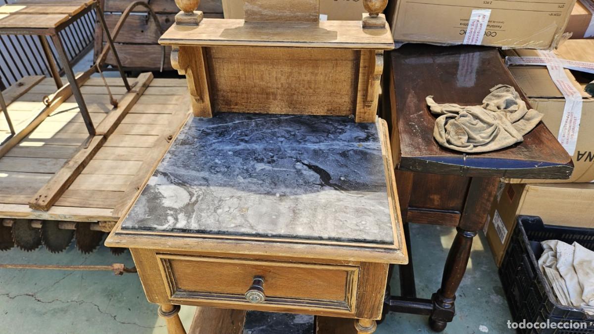 Antig&uuml;edades: mesita de noche de madera alta - Foto 2