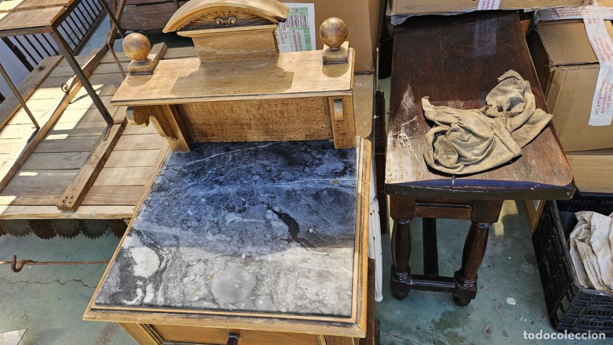 Antig&uuml;edades: mesita de noche de madera alta - Foto 4