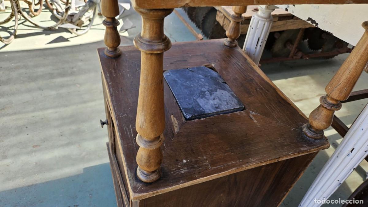 Antig&uuml;edades: mesita de noche de madera alta - Foto 5