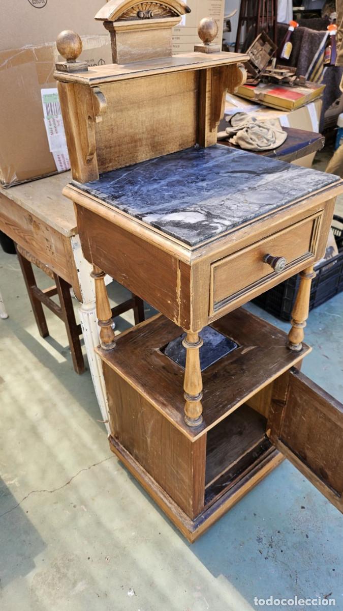 Antig&uuml;edades: mesita de noche de madera alta - Foto 8