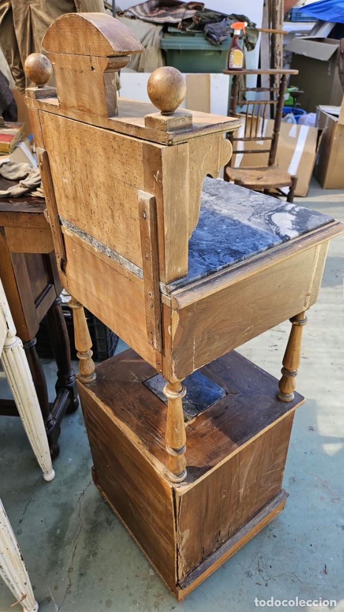 Antig&uuml;edades: mesita de noche de madera alta - Foto 9