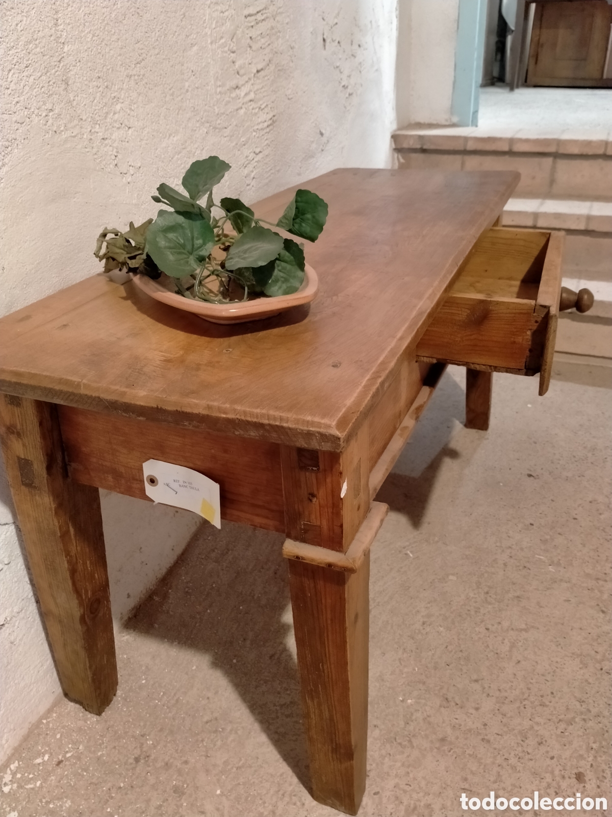 Antig&uuml;edades: Mesa / Taula baixa amb calaix - Foto 3