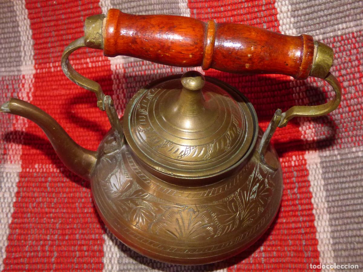 Antig&uuml;edades: Tetera grabada,bronce o laton. - Foto 3