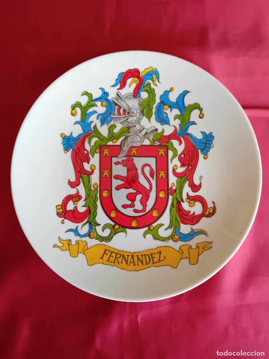 Antig&uuml;edades: Plato con el escudo her&aacute;ldico del apellido Fern&aacute;ndez - Foto 1