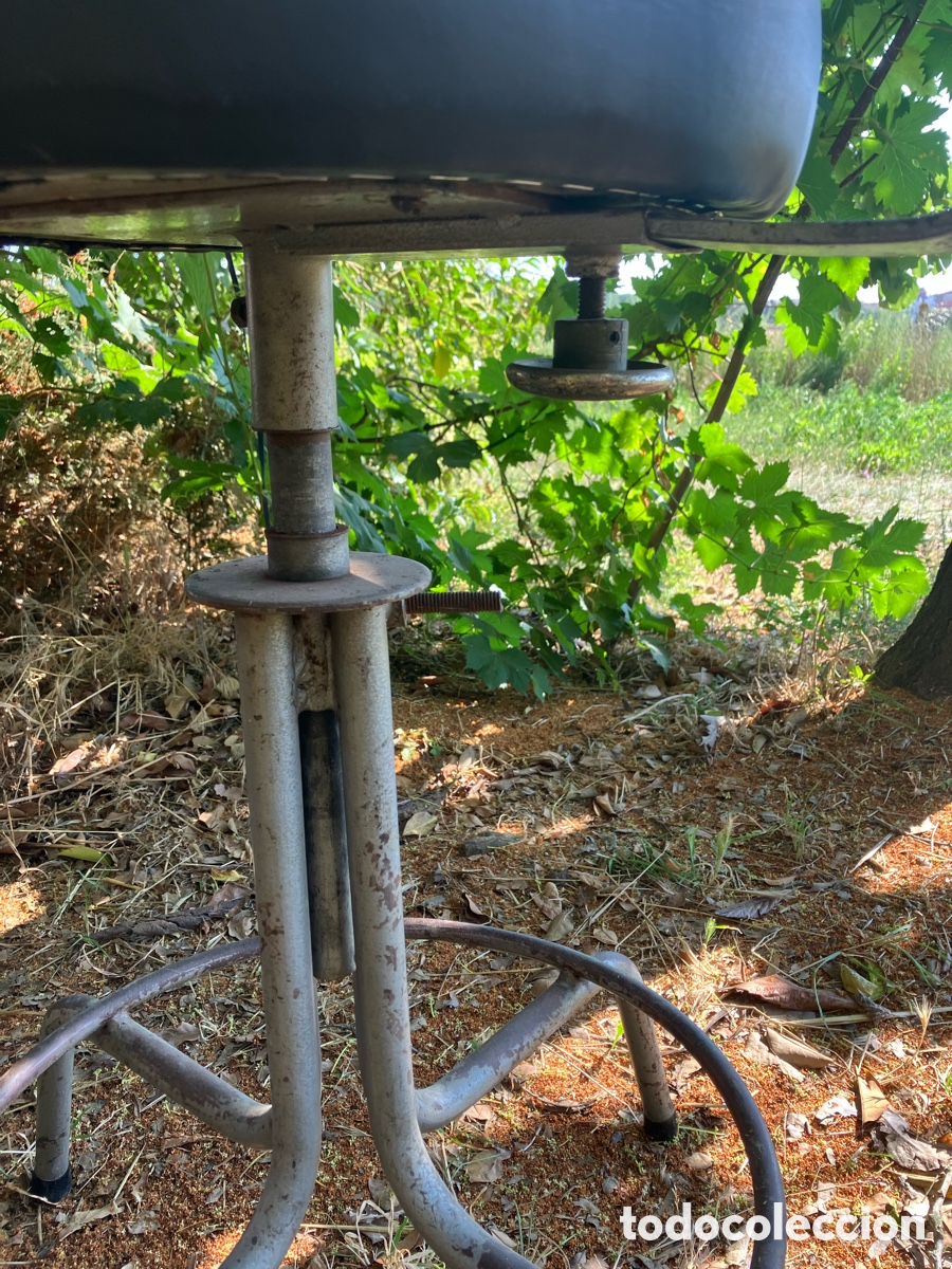 Antig&uuml;edades: Taburete Industrial Retapizado en Cuero - Foto 5