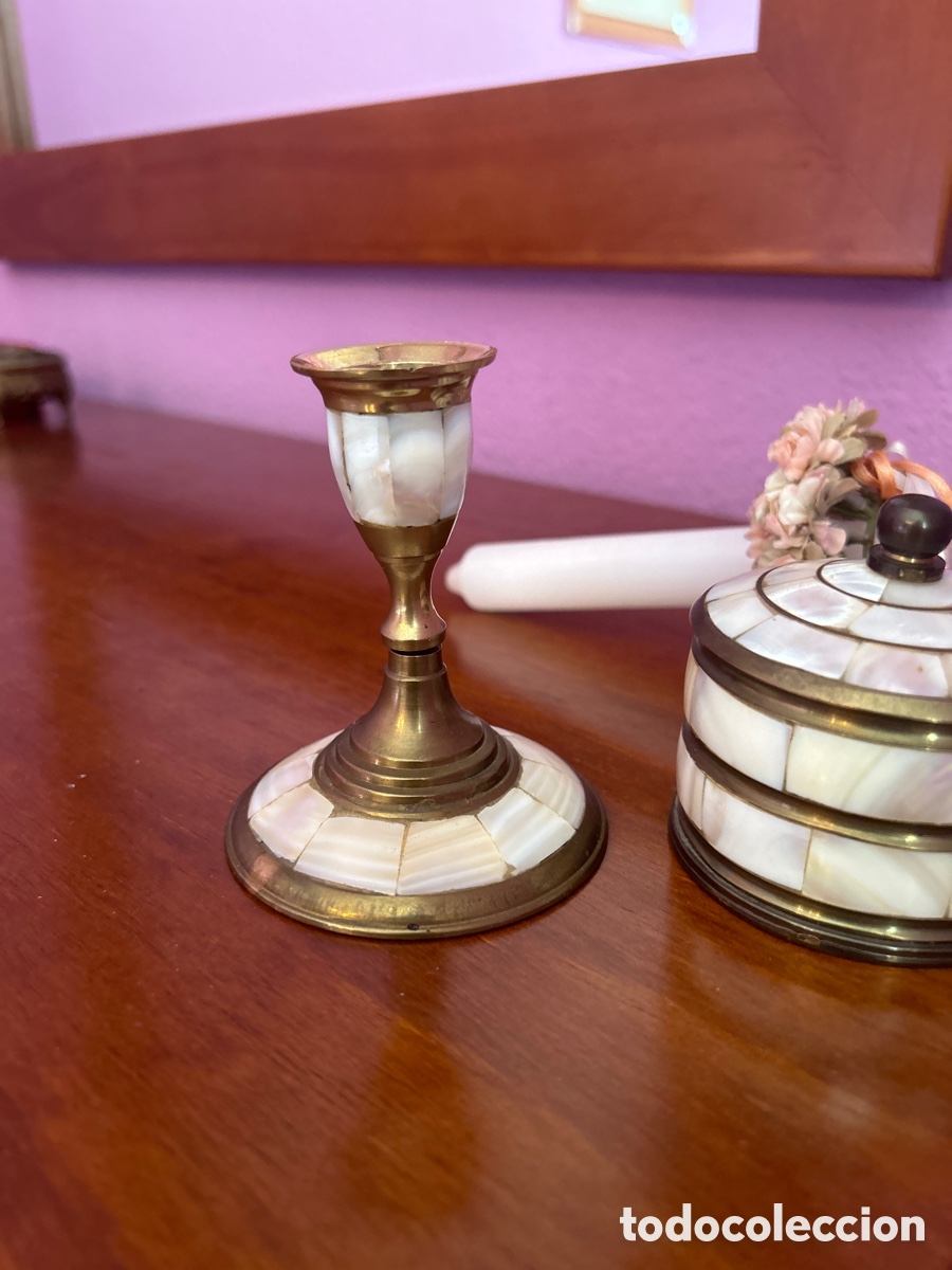 Antig&uuml;edades: Joyero y candelabro de lat&oacute;n y n&aacute;car - Foto 3