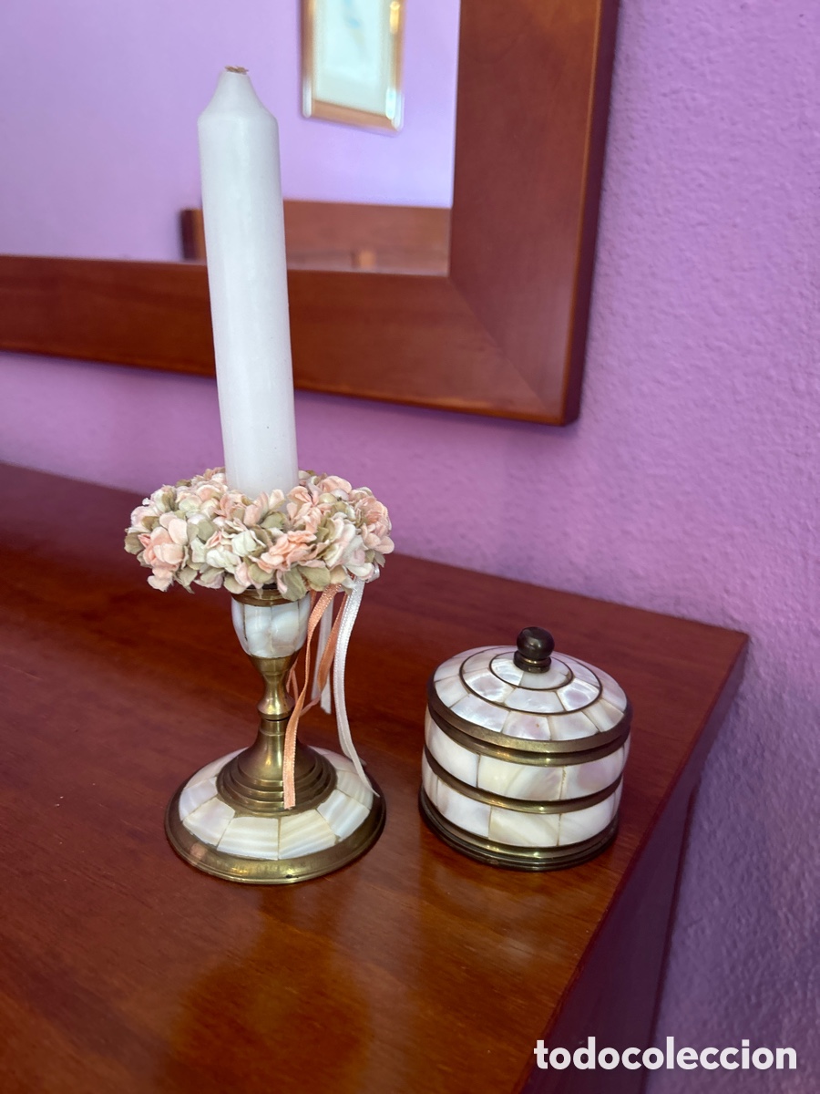 Antig&uuml;edades: Joyero y candelabro de lat&oacute;n y n&aacute;car - Foto 1