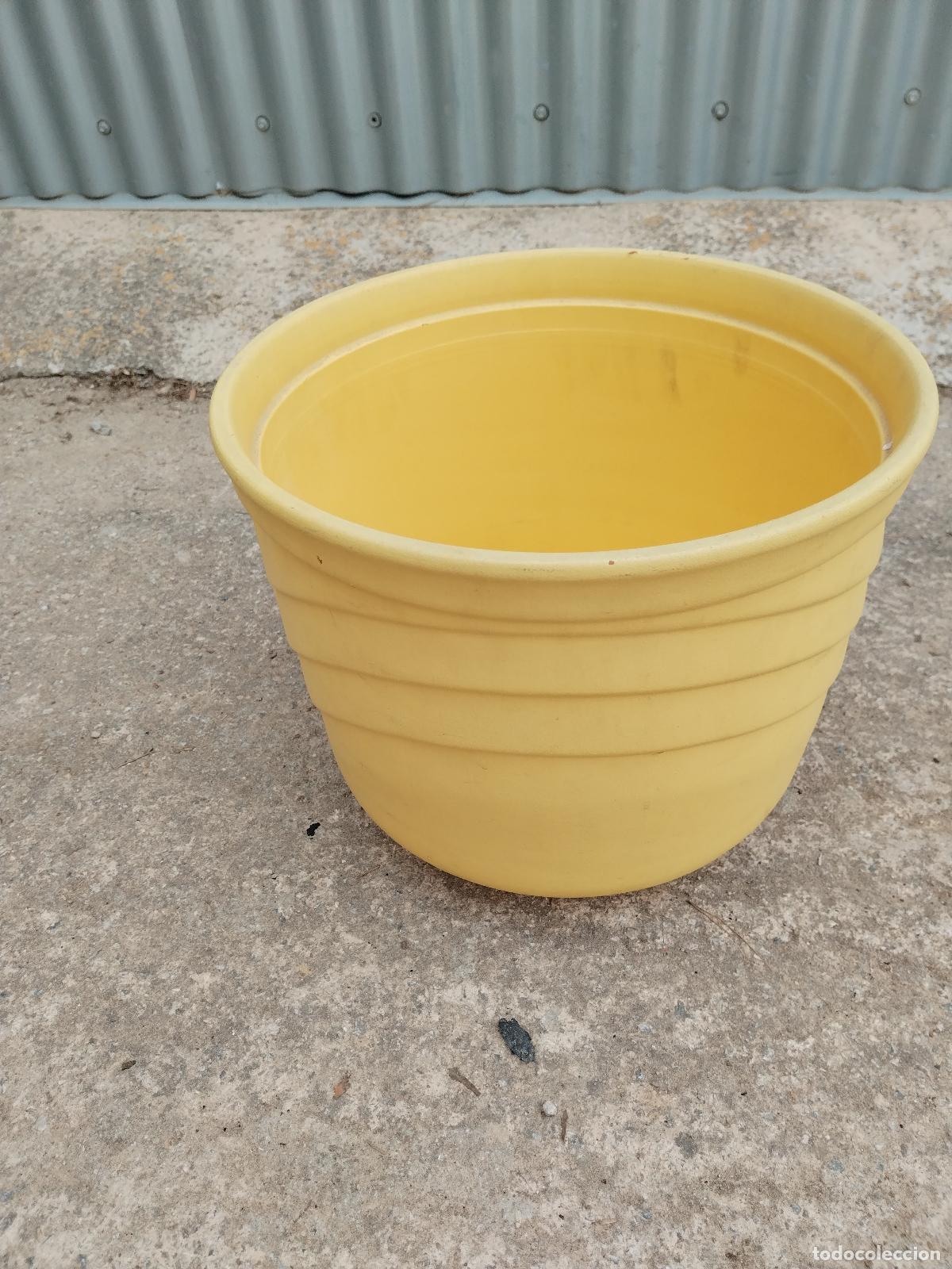 Antig&uuml;edades: macetero de barro repintado de amarillo - Foto 3