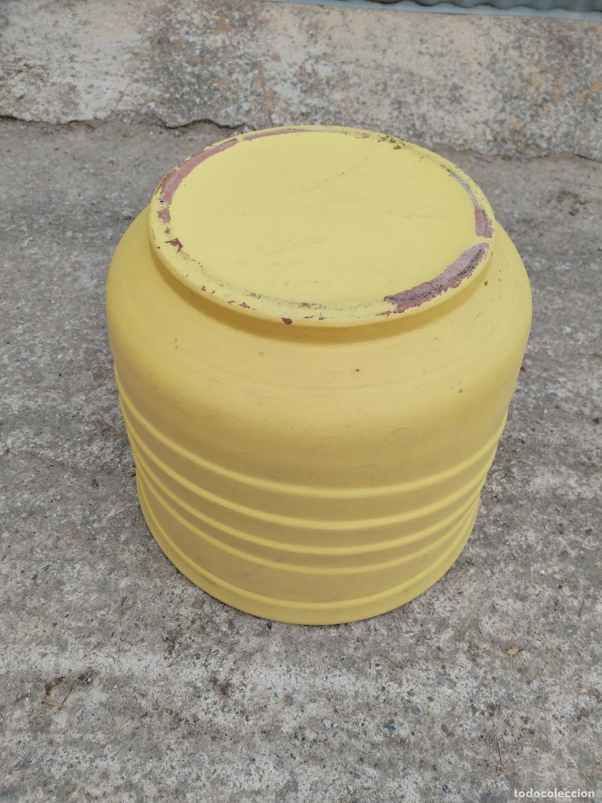Antig&uuml;edades: macetero de barro repintado de amarillo - Foto 4